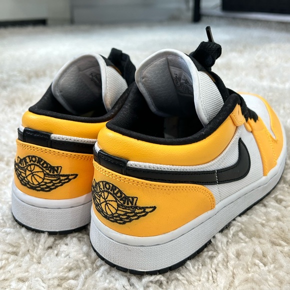 SIZE 8 NIKE AIR JORDAN 1 LOW “TAXI” SNEAKER YELLOW, BLACK & WHITE - Picture 4 of 11